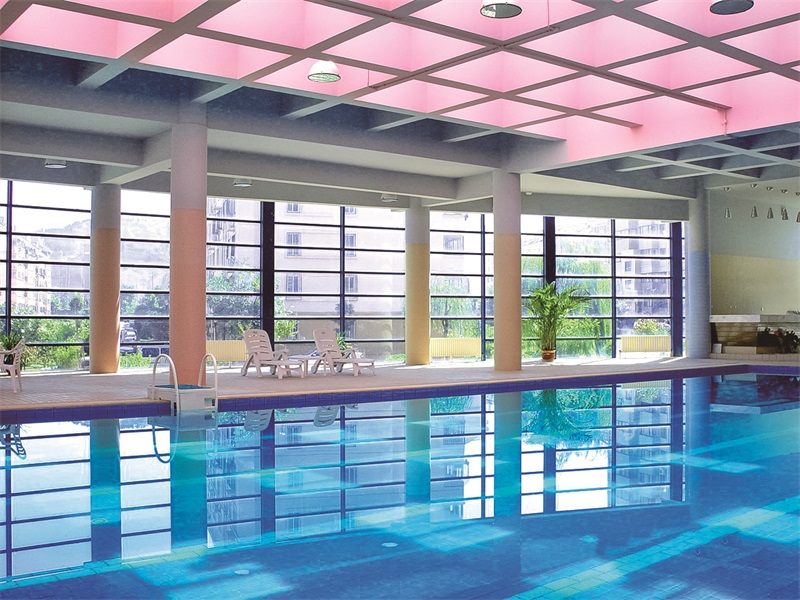 告別室內(nèi)游泳池悶濕異味！三集一體熱泵如何打造理想室內(nèi)泳池？
