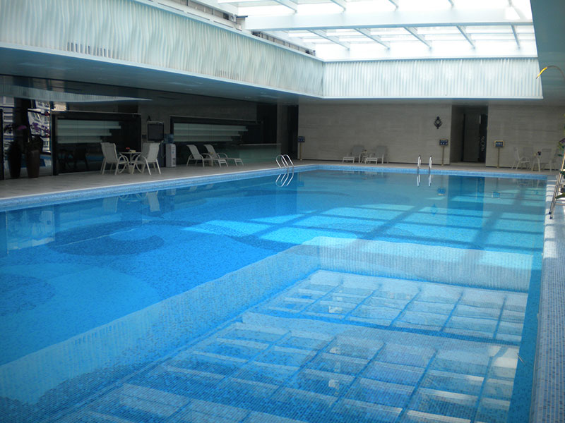 帶游泳池的別墅如何防潮？室內(nèi)外泳池周邊裝修防潮技巧！